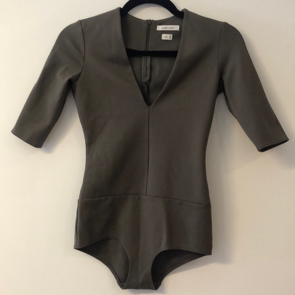 Aritzia Babatón olive green short sleeve body suit